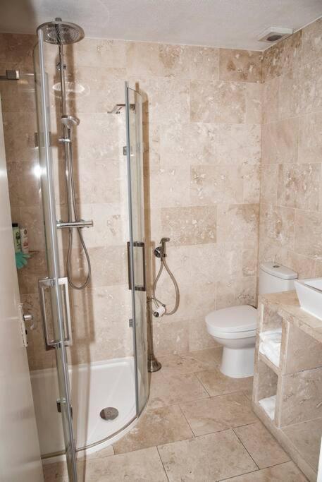Rumah liburan Spacious 1bed Flat In Near Chesterton